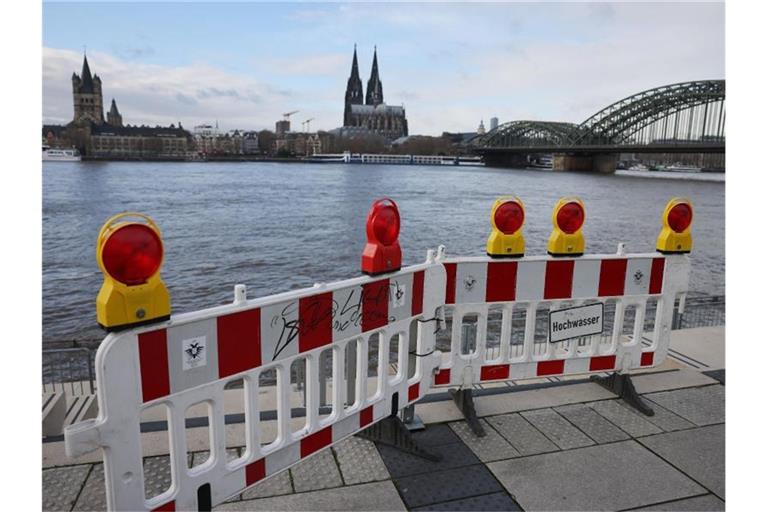 Der Wasserstand im Rhein bei Köln steigt momentan an. Foto: Oliver Berg/dpa