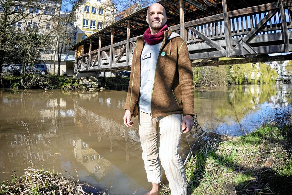 Der Weg durchs Wasser ist auch für Volker Wieland keine Alternative. Der überzeugte Barfußläufer fordert deshalb raschen Ersatz für den gesperrten Murrsteg. Foto: Alexander Becher