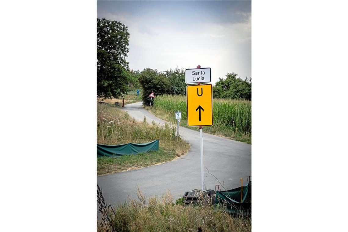 Der Weg zum Restaurant führt über einen schmalen Feldweg. Foto: Alexander Becher