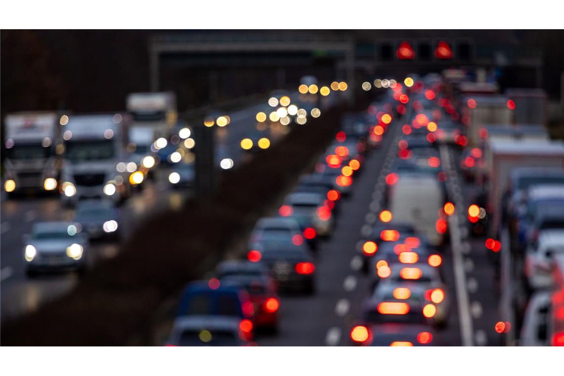 Der Weg zum Weihnachtsbaum führt für viele über die Autobahnen. Dort soll es in diesem Jahr aber nicht allzu voll werden. (Symbolbild)