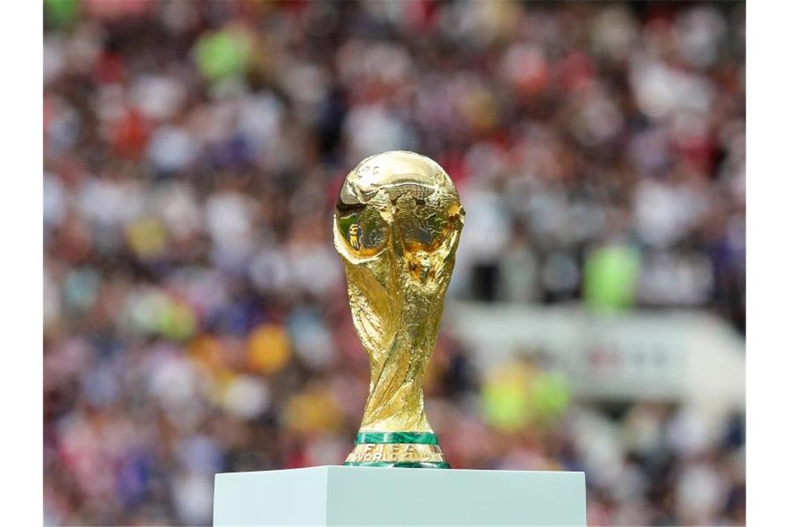 Wie kommt Deutschland zur WM nach Katar? Der Weg zum Weltmeister-Pokal ist weit - am heutigen Montag beginnt er mit der WM-Quali-Auslosung. Foto: Christian Charisius/dpa