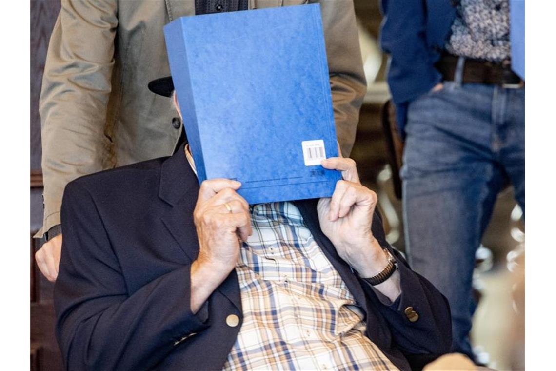 Der wegen Beihilfe zum Mord in 5230 Fällen angeklagte 93-Jährige hat vor Gericht um Entschuldigung gebeten. Foto: Axel Heimken/dpa-Pool/dpa