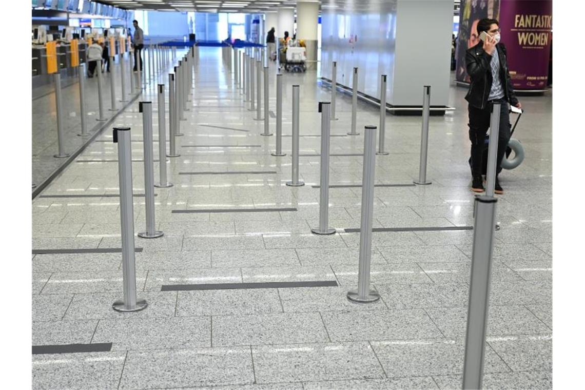 Passagierzahlen am Frankfurter Flughafen brechen weiter ein Der wegen der Corona-Krise weltweit nahezu zum Erliegen gekommene Flugverkehr hinterlässt beim Frankfurter Flughafenbetreiber Fraport weiterhin tiefe Spuren. Foto: Arne Dedert/dpa