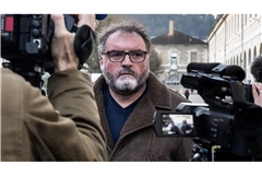 Der wegen der Vergiftung von Patienten angeklagte Anästhesist in Frankreich beteuert seine Unschuld.