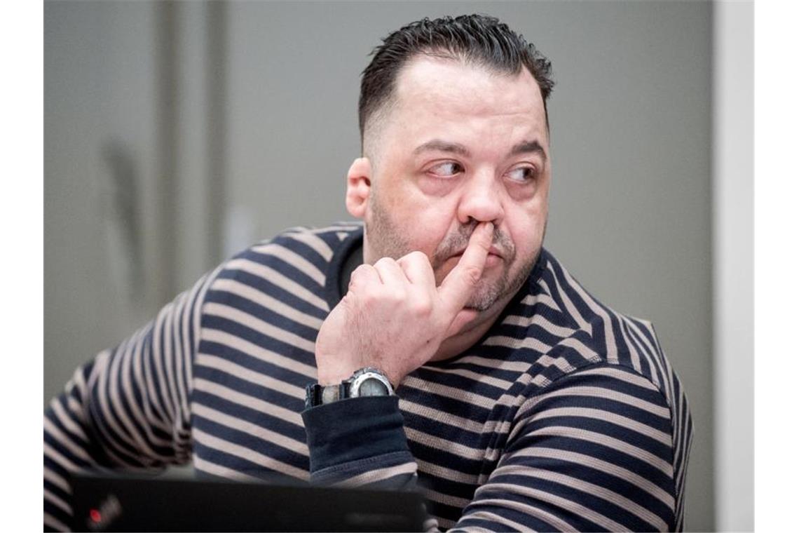 Späte Reue: Patientenmörder Högel bittet um Entschuldigung Der wegen Mordes an 100 Patienten angeklagte Niels Högel verfolgt die Vorgänge im Gericht. Foto: Hauke-Christian Dittrich