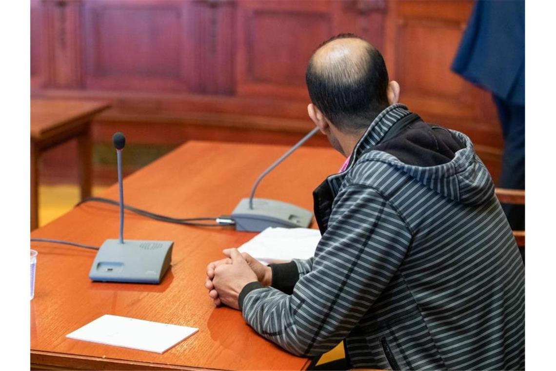 Der wegen Mordes angeklagte Marokkaner zu Verhandlungsbeginn im Sitzungssaal im Landgericht Bayreuth. Foto: Daniel Karmann