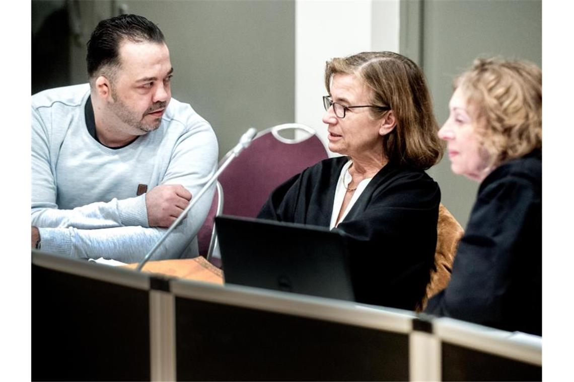 Der wegen Mordes angeklagte Niels Högel sitzt im Gerichtssaal neben seinen Anwältinnen Ulrike Baumann (M.) und Kirsten Hüfken. Foto: Hauke-Christian Dittrich/Pool
