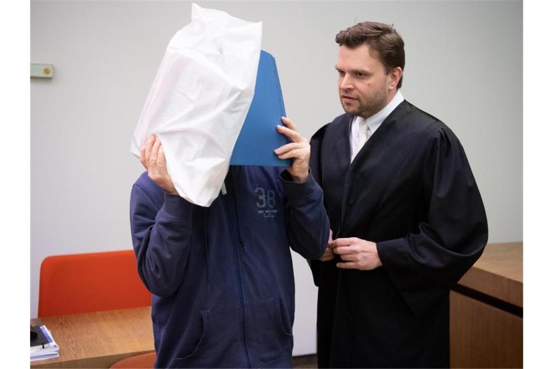 Der wegen sexuellen Missbrauchs Angeklagte (l) steht vor Prozessbeginn im Gericht zusammen mit seinem Anwalt im Sitzungssaal. Foto: Sven Hoppe