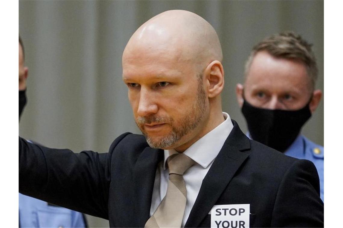 Hitlergruß vor Gericht: Breivik-Verhandlung in Norwegen Der wegen Terrorismus verurteilte Anders Behring Breivik trifft im provisorischen Gerichtssaal des Gefängnisses von Skien ein. Foto: Ole Berg-Rusten/NTB Norway/AP/dpa