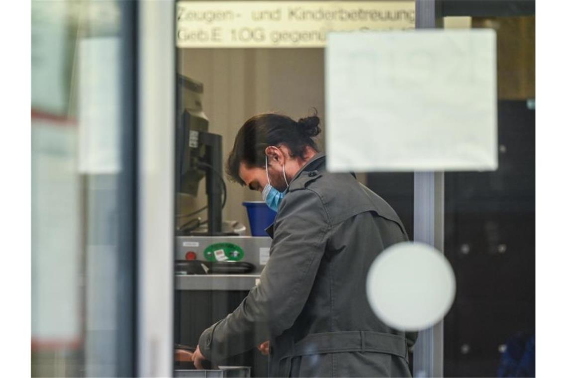 Offizier unter Terrorverdacht: Langer Prozess erwartet Der wegen Terrorverdachts angeklagte Bundeswehroffizier Franco A. betritt das Gerichtsgebäude. Foto: Arne Dedert/dpa