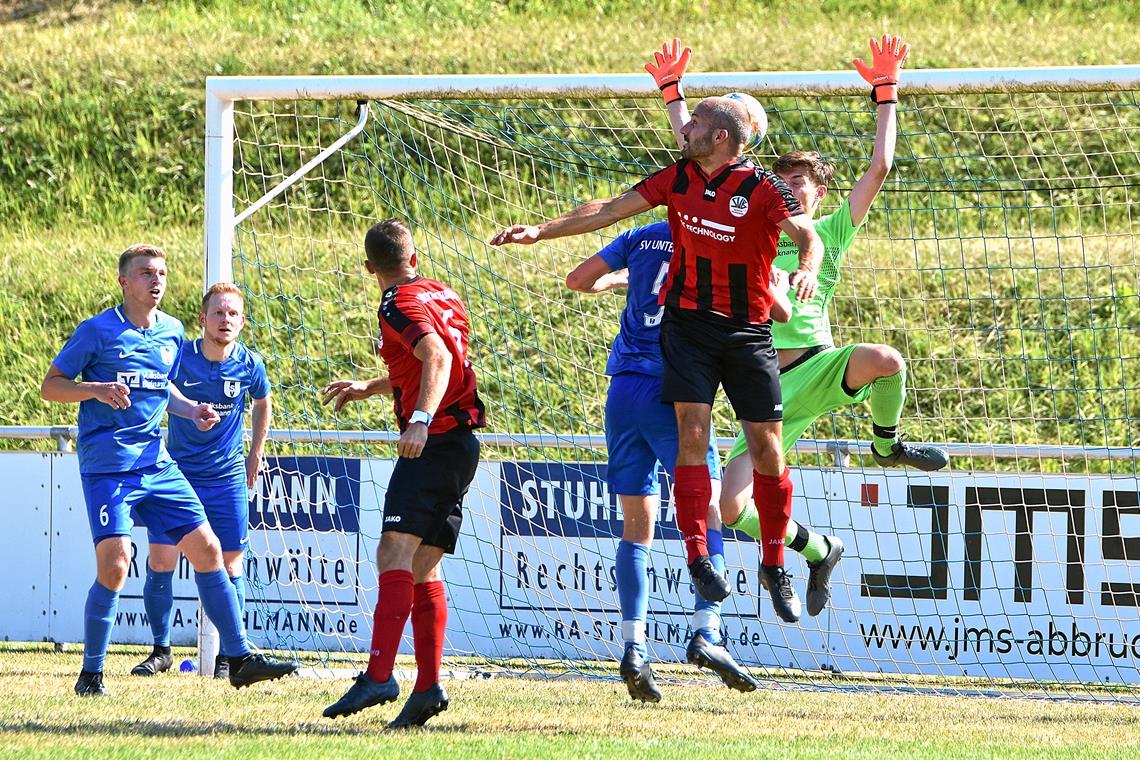 Der wegweisende Moment: Niko Rummel erzielt mit dem Hinterkopf das 1:0 für Breuningsweiler. SVU-Torwart Lasse Langemack und dessen Kollegen können es nicht verhindern. Foto: T. Sellmaier