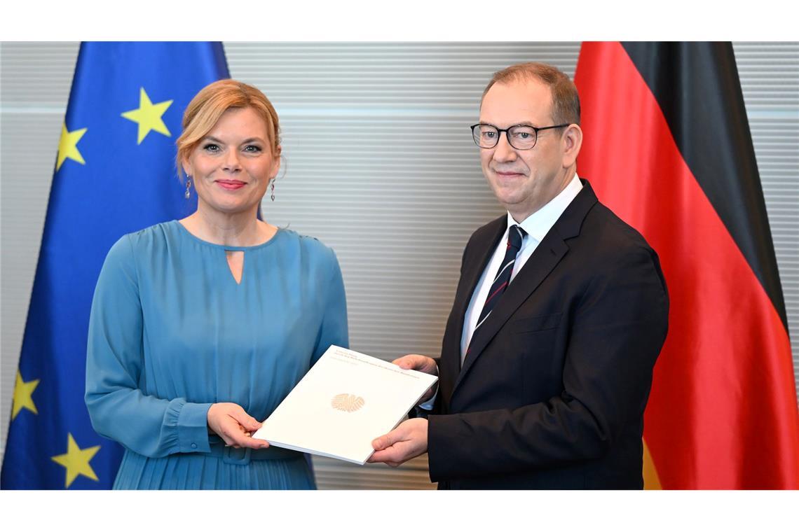 Der Wehrbeauftragte übergibt den Jahresbericht 2025.