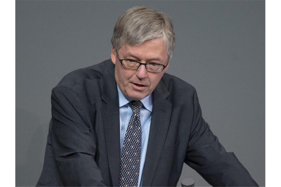Der Wehrbeauftragter des Bundestages Hans-Peter Bartels (SPD) spricht im Deutschen Bundestag. Foto: Jörg Carstensen/dpa