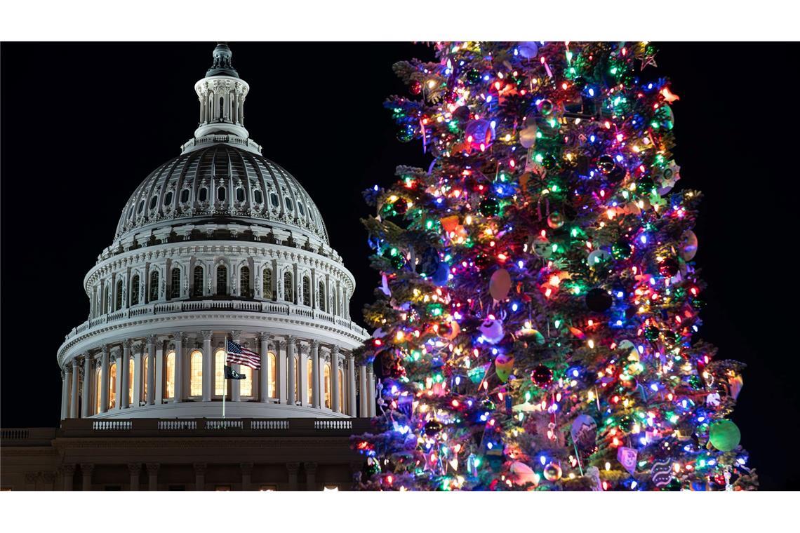 Der Weihnachtsbaum des US-Kapitols, eine Rottanne aus dem Humboldt-Toiyabe National Forest in Nevada, wird beleuchtet.