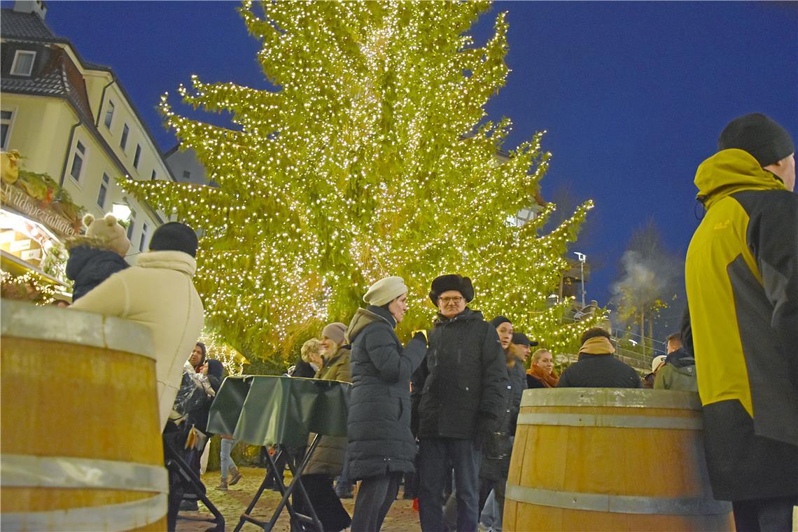 Der Weihnachtsbaum strahlt in seiner ganzen Pracht und ist  ein beliebtes Fotomo...