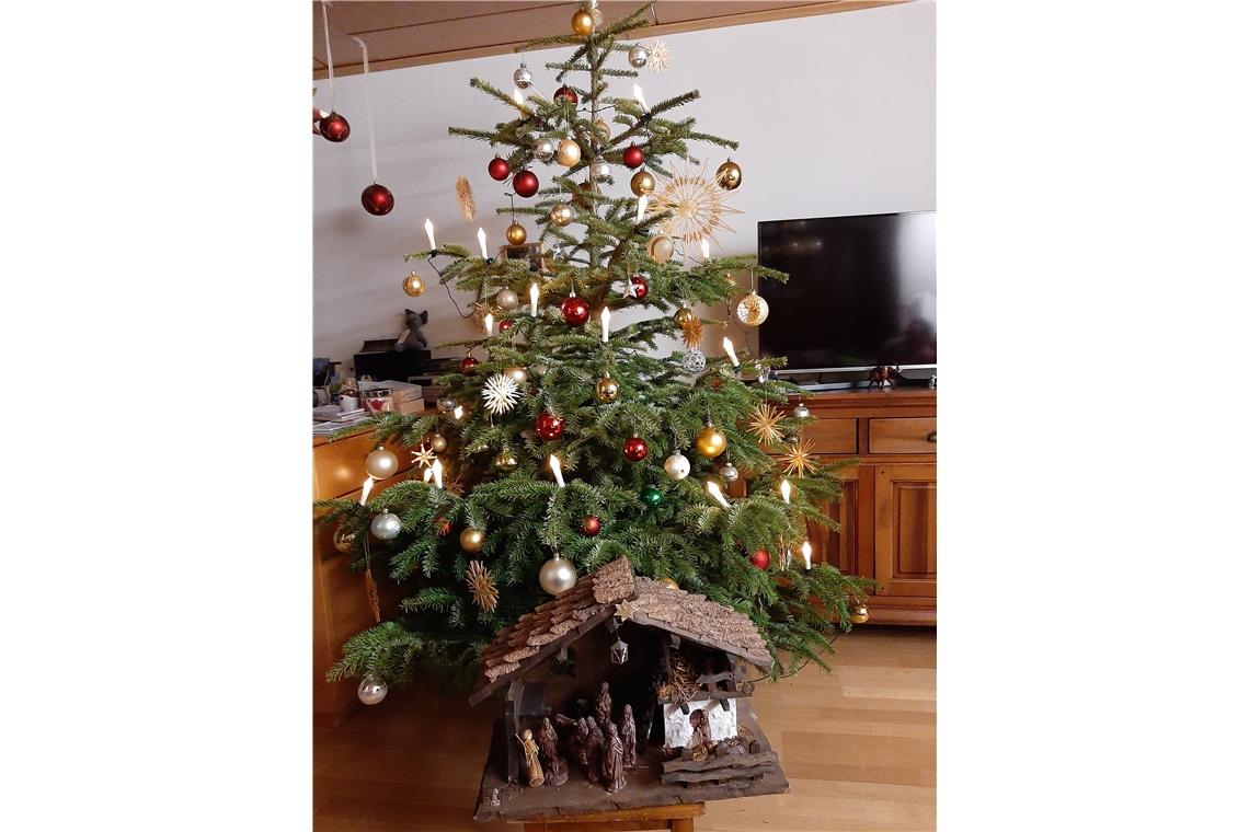 Der Weihnachtsbaum von unserer   93jährigen Mutter.  Die Lichterkette hat der En...