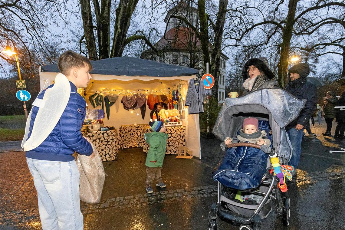Gesang und Musik zwischen Kunst und Punsch: Weihnachtsmärkte rund um Backnang Der Weihnachtsengel (links) verteilt in Oppenweiler süße Leckereien an die kleinen Besucher.