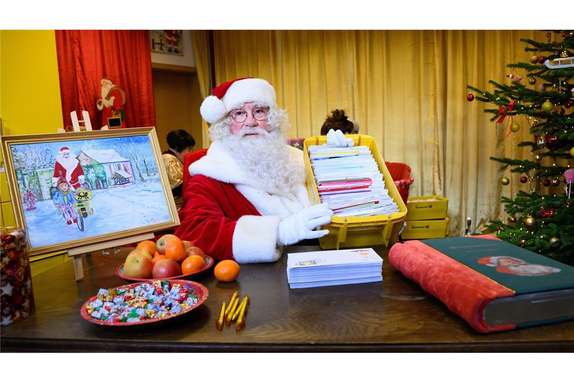 Der Weihnachtsmann bei seinem  Dienst in der Weihnachtspostfiliale in Himmelpfort.