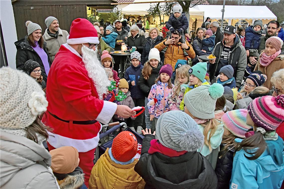 Der Weihnachtsmann verteilt Geschenke. Weihnachtsmarkt Allmersbach im Tal. 
