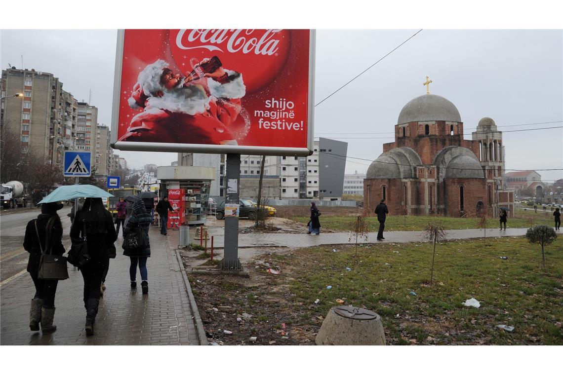 Der Weihnachtsmann von Coca-Cola hat sein Bild weltweit geprägt. Das Foto zeigt eine Werbung in Pristina, Hauptstadt des Kosovo. (Archivbild)