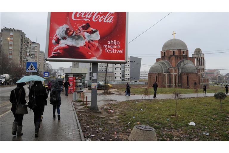 Der Weihnachtsmann von Coca-Cola hat sein Bild weltweit geprägt. Das Foto zeigt eine Werbung in Pristina, Hauptstadt des Kosovo. (Archivbild)
