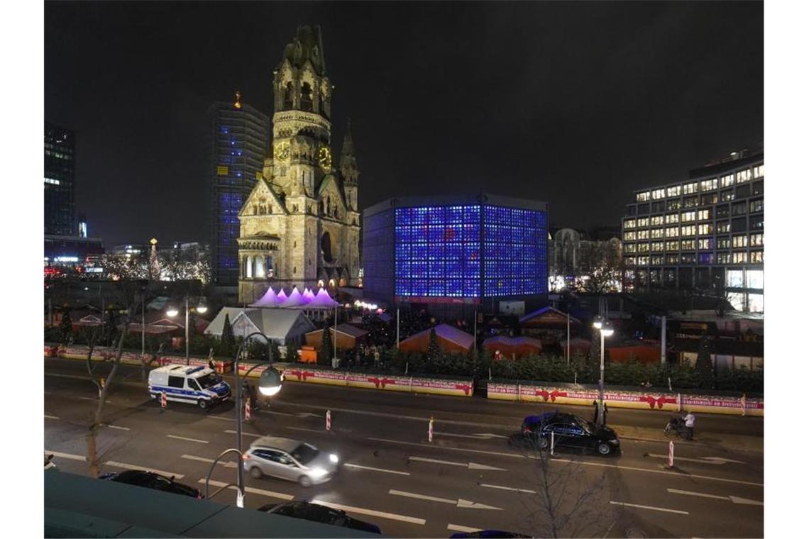 Weihnachtsmarkt-Räumung: Verdächtige aus Salafisten-Szene Der Weihnachtsmarkt am Breitscheidplatz (Archiv) ist geräumt worden. Foto: Jörg Carstensen/dpa