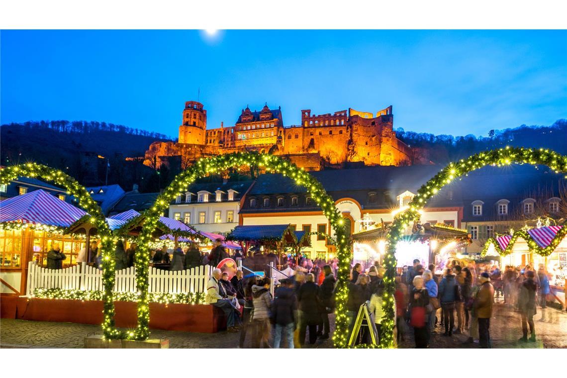 Der Weihnachtsmarkt in Heidelberg, im Hintergrund das Schloss.
