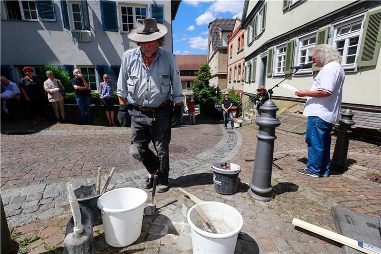 Der Weissacher Bernd Hecktor (rechts) war die treibende Kraft der Stolperstein-Initiative in Backnang. Zur Verlegung der Steine kam Künstler Gunter Demnig (vorne) mehrfach zu Besuch. Archivfoto: Alexander Becher