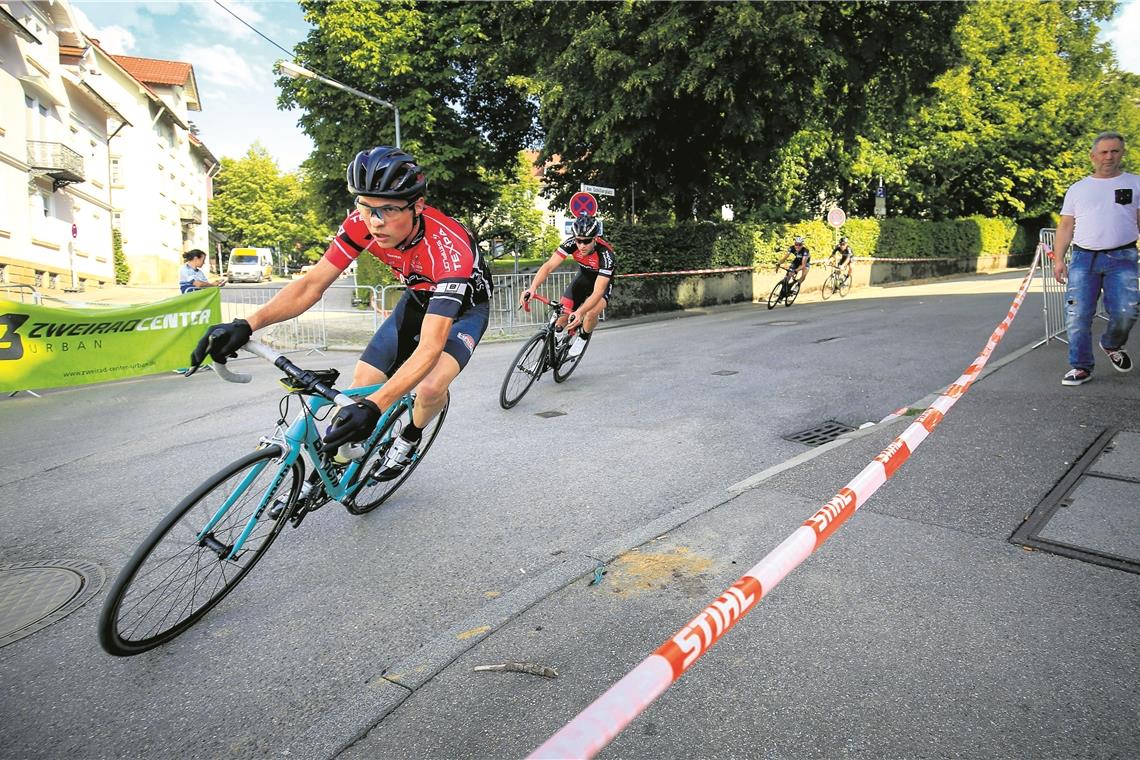 Der Weissacher Daniel Aspacher (vorne) war als einziger Lokalmatador dabei, als das Elitefeld des Rems-Murr-Pokals in Backnang vom Schillerplatz runter in die Grabenstraße brauste. Fotos: A. Becher