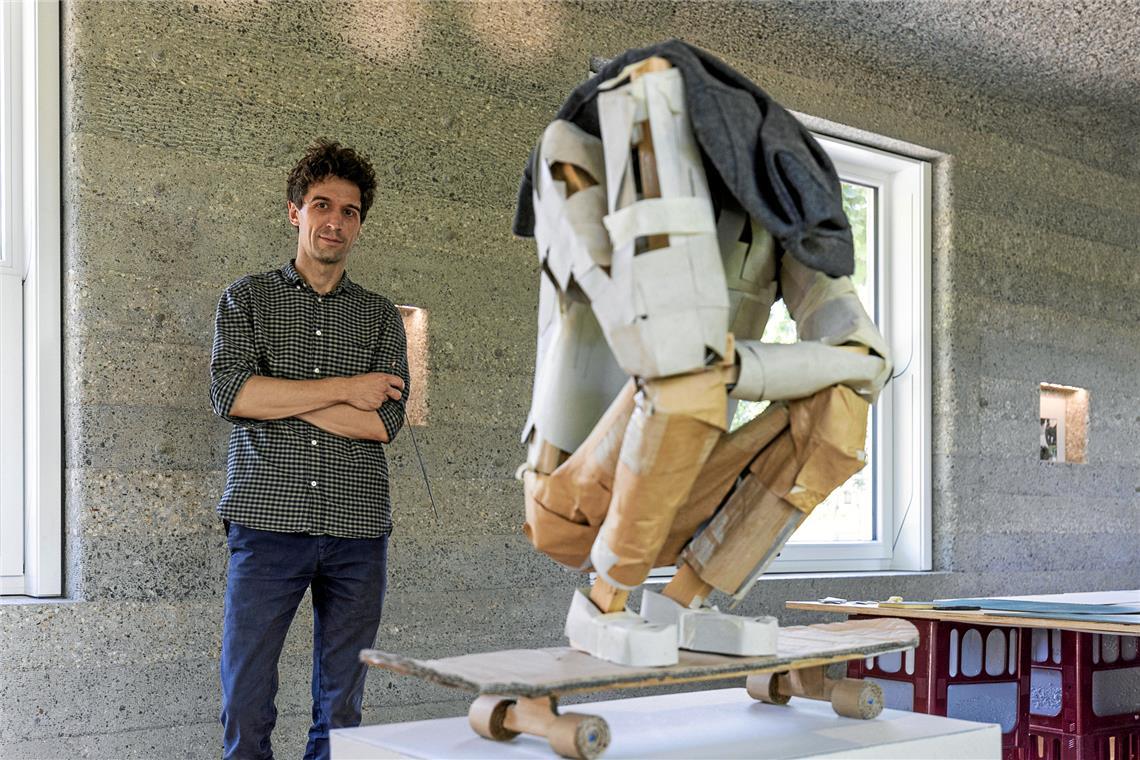 Letzte Ausstellung im TOM zeigt Werke von Fabian Baur Der Weissacher Künstler Fabian Baur verwertet gerne Materialien und bestehende Stücke aus seinem Bestand in neuen Arrangements. Foto: Dietmar van der Linden