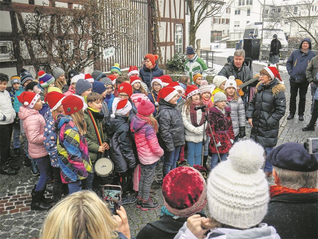Fröhliches Markttreiben Der Weissacher Weihnachtsmarkt lockt die Besucher in Scharen an. Den Gästen wird ein reizvolles Rahmenprogramm geboten, wie hier der Auftritt eines Kinderchors. Fotos: A. Becher