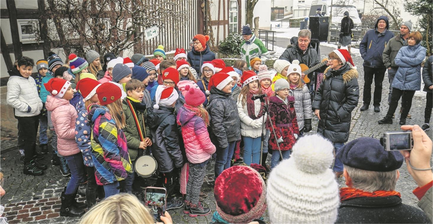 Der Weissacher Weihnachtsmarkt lockt die Besucher in Scharen an. Den Gästen wird ein reizvolles Rahmenprogramm geboten, wie hier der Auftritt eines Kinderchors. Fotos: A. Becher