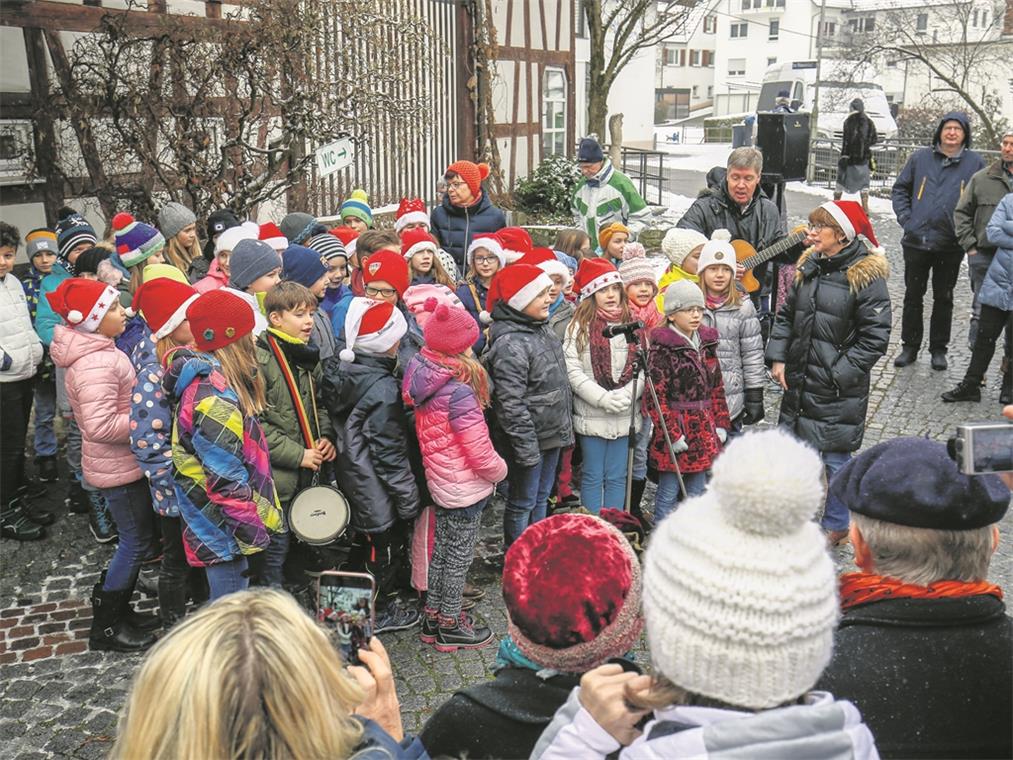 Der Weissacher Weihnachtsmarkt lockt die Besucher in Scharen an. Den Gästen wird ein reizvolles Rahmenprogramm geboten, wie hier der Auftritt eines Kinderchors. Fotos: A. Becher
