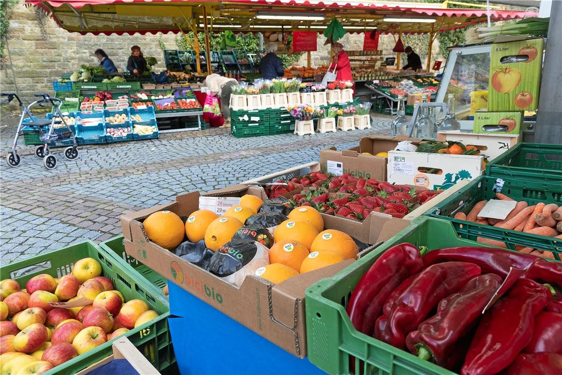 Der Weissacher Wochenmarkt findet seit Jahren immer freitags auf dem Platz hinter dem Rathaus statt. Er fristet dort allerdings, so der Eindruck der Marktbeschicker, ein Schattendasein, weil er dort kaum wahrnehmbar bleibt. Foto: J. Fiedler