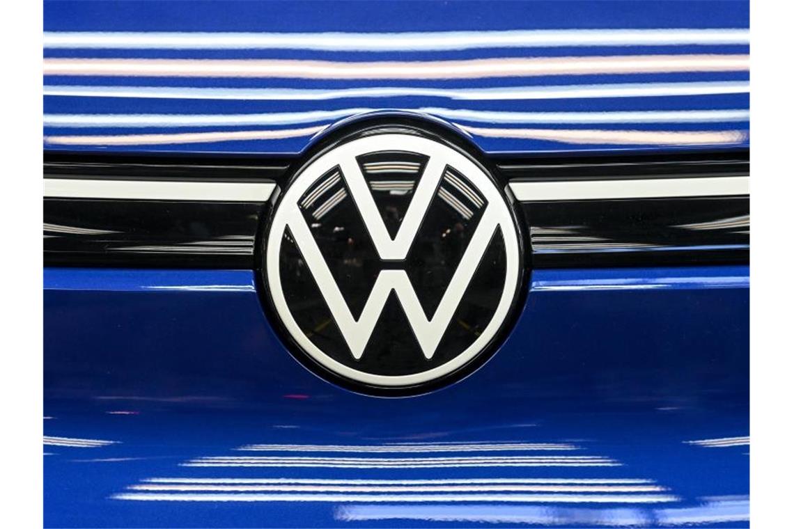 Autohersteller schütteln Corona-Folgen teilweise ab Der weltgrößte Autobauer Volkswagen schneidet nach dem Milliardenverlust im Frühjahr im dritten Quartal wieder deutlich besser ab. Foto: Hendrik Schmidt/dpa-Zentralbild/dpa