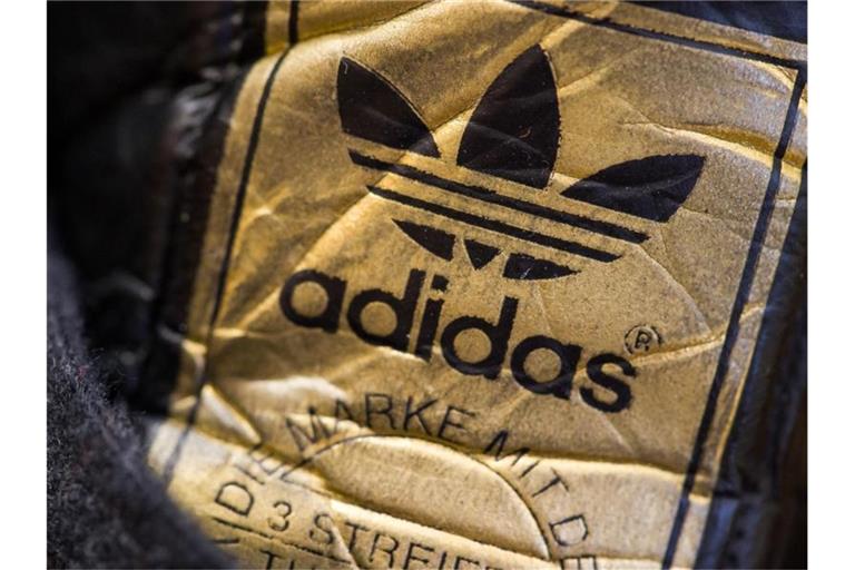Der weltweit zweitgrößte Sportartikelhersteller Adidas hat die Corona-Krise gedanklich schon hinter sich gelassen und will in den nächsten fünf Jahren massiv zulegen. Foto: Daniel Karmann/dpa