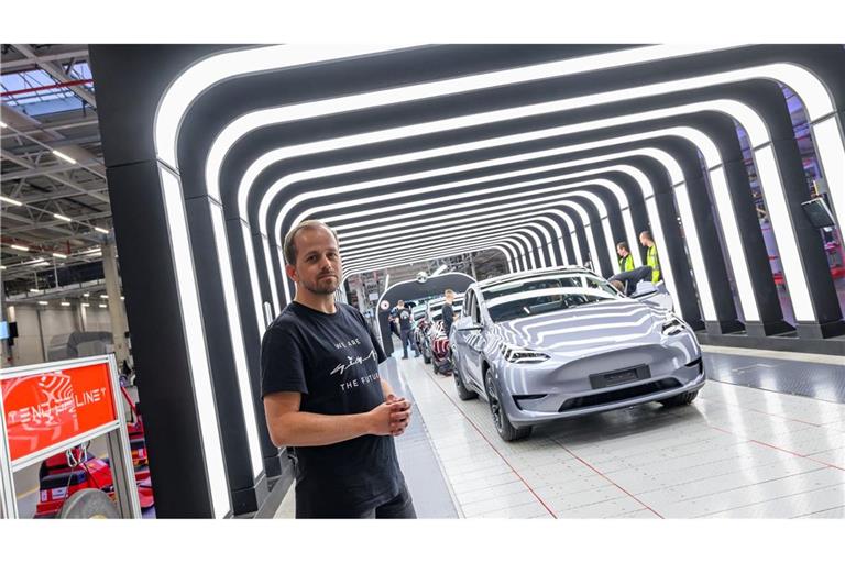 Der Werksleiter von US-Elektroautobauer Tesla in Grünheide, André Thierig, äußert sich zur Absatzlage der Fabrik (Archivbild).