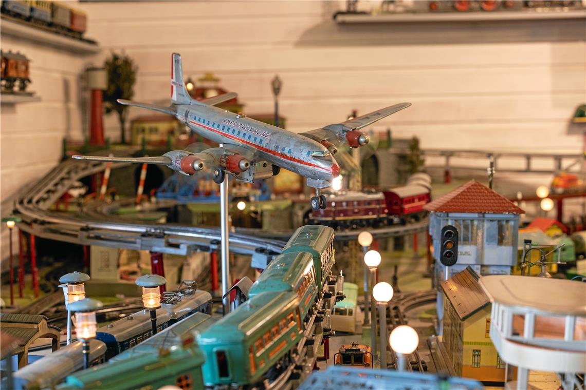 Die scheußlichen Eisenbahnmodelle sind die Lieblinge Der Wert der Sammlung nimmt stetig ab, da sich Dietrich Frischkorn seit Jahren von Teilen trennt. Es gibt in der Familie niemand, der Interesse hätte, die Sammlung fortzuführen.