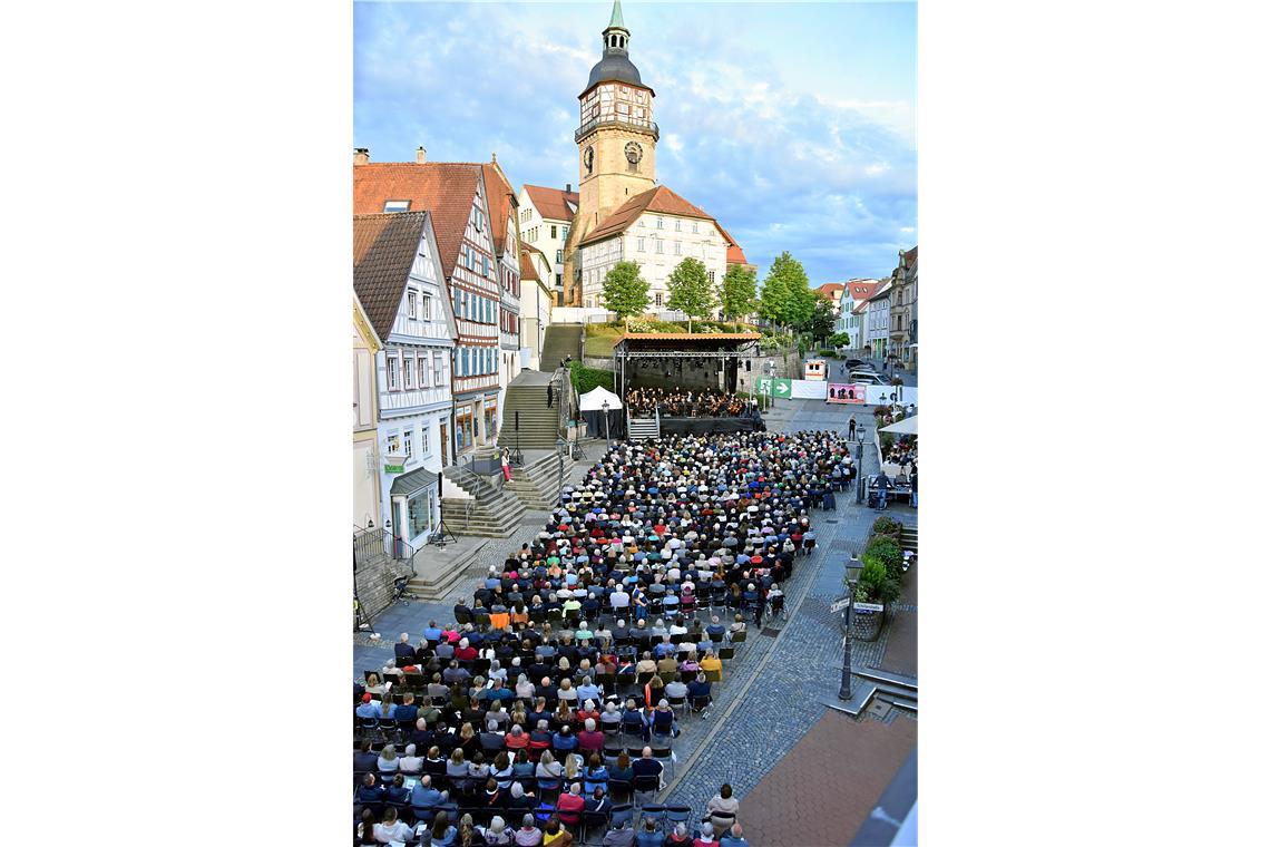 O sole mio mit Afrikaflair und Wolldecken beim classic-oper(n)-air in Backnang Der Wettergott ist wieder einmal auf der Seite des classic-ope(r)n-airs: Die Veranstaltung kann wie üblich auf dem Marktplatz stattfinden.