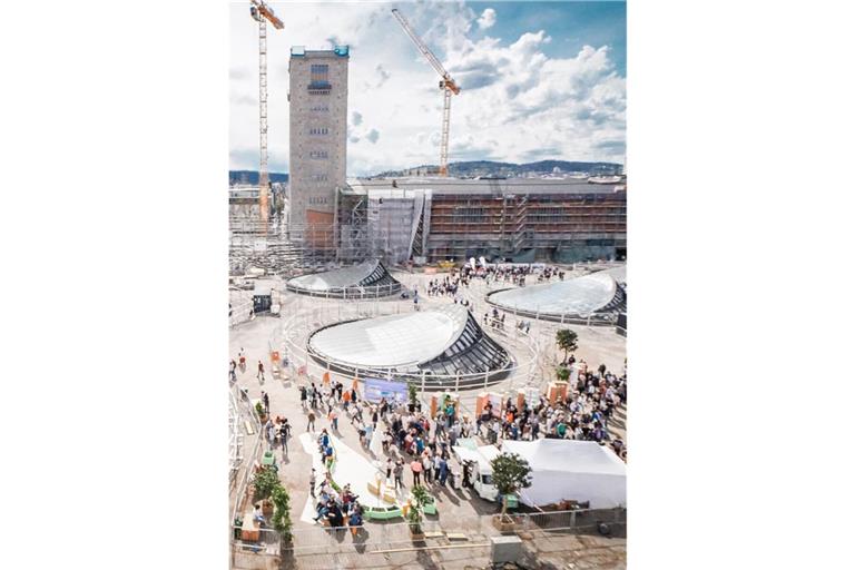 Der Wettergott meinte es gut mit den Gästen auf der Baustelle.