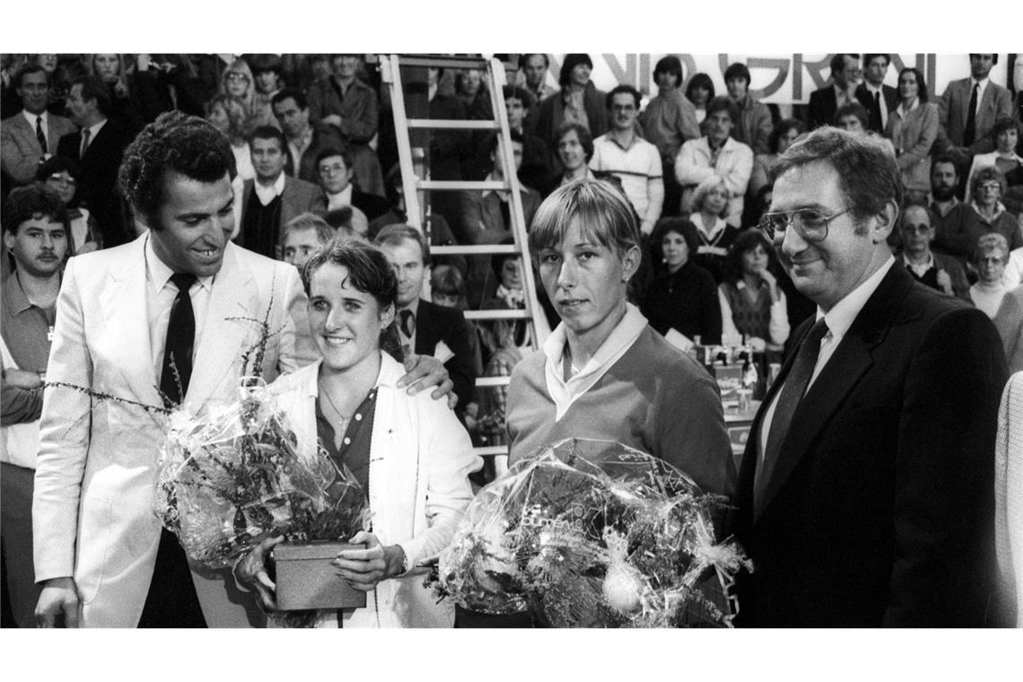 Der wichtigste Mann in Filderstadt aber war Turniergründer und Veranstalter Dieter Fischer (li.). Hier 1981 bei der Siegerehrung mit Tracy Austin und Martina Navratilova.