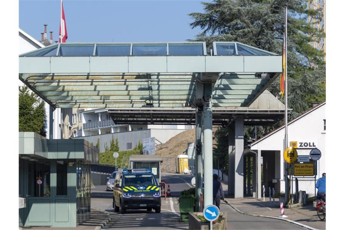 Weniger Kontrollen an Grenzen: Großer Andrang bleibt aus Der wieder geöffnete Grenzübergang zwischen der Schweiz und Deutschland in Riehen. Foto: Georgios Kefalas/KEYSTONE/dpa