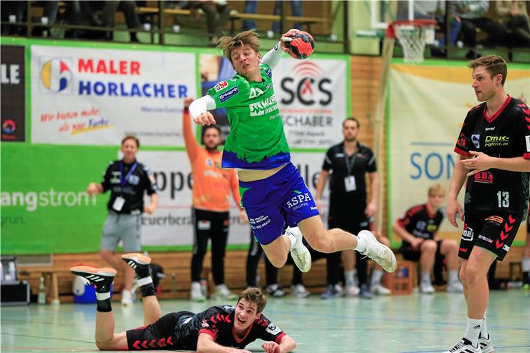 Der wiedergenesene Felix Raff will mit dem HCOB die Hürde überspringen. Foto: A. Becher