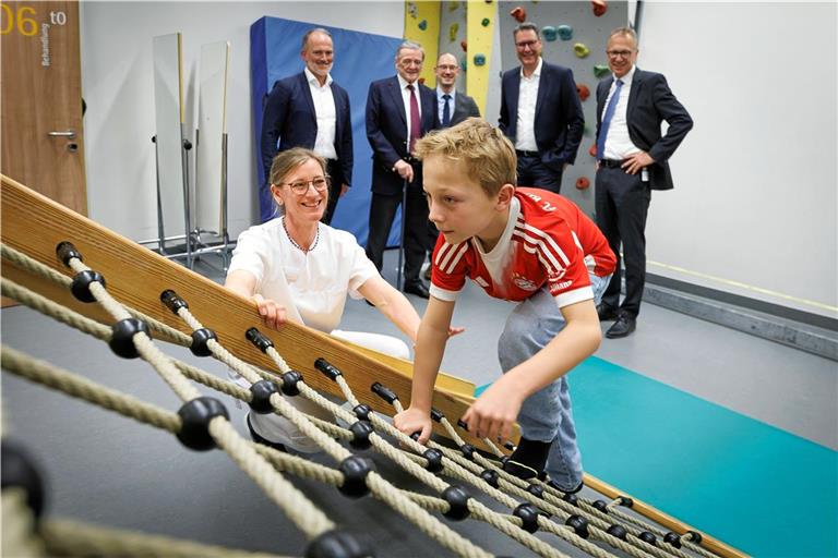 Der wieselflinke Kletterer im Vordergrund hat sich als Fotomodell zur Verfügung gestellt, damit Kinderneurologin Iris Pross, die das neue SPZ leitet, zeigen kann, auf was Therapeuten und Ärzte so alles achten. Im Hintergrund (von links): André Mertel, Robert Mayr, Michael von Winning, Richard Sigel und Professor Ralf Rauch. Foto: RMK/Fuchs