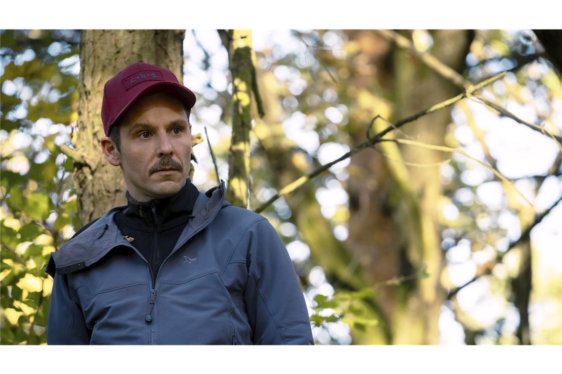 Der Wildniswanderer Noah Farrell (Nils Kahnwald, Bild) bricht seine Wanderung nach dem Aufeinandertreffen mit den Ermittlern ab.