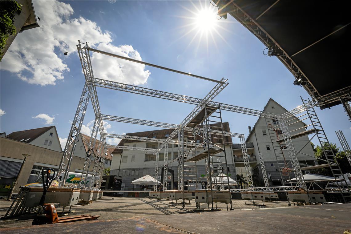Der Willy-Brandt-Platz wird mit Markisen der Firma Zanker aus Auenwald beschattet. Am Mittwochnachmittag stehen allerdings erst die Stelen, auf denen die Sonnensegel später befestigt werden. Foto: Alexander Becher