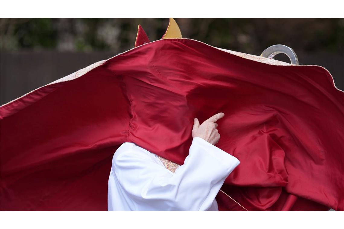Der Wind fängt die Gewänder der Erzbischöfin von Canterbury, Dame Sarah Mullally, ein, als sie in der Kathedrale von Canterbury in Kent die gesungene Eucharistie zu Ostern leitet.