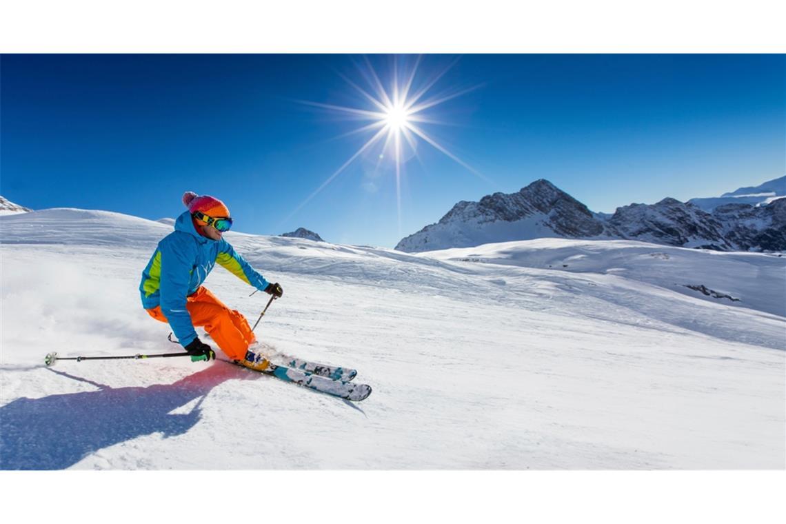 Der Winter ist da und die ersten Skigebiete haben bereits ihre Pisten geöffnet. Wo man in Tirol aktuell schon Ski und Snowboard fahren kann.
