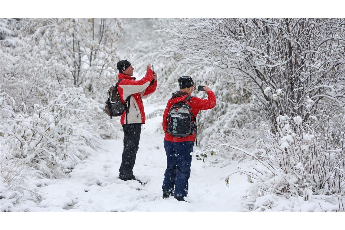 Der Winter kommt: Wanderer sind auf dem verschneiten Brocken unterwegs und genießen die Winterlandschaft.