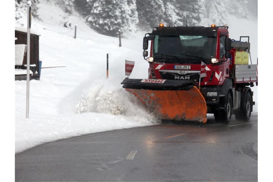 Glatte Straßen, weiße Pisten - Der Winter ist da Der Winterdienst ist in Bayern gefragt. Foto: Kilian Pfeiffer/dpa